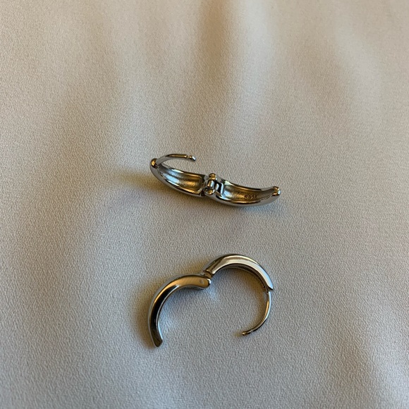 [🍍2 for $22] Simple Mini Silver Hoops - Picture 5 of 7